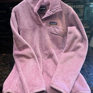 Patagonia medium snap-T retool pullover.
Beautiful light violet.  Pretty color.